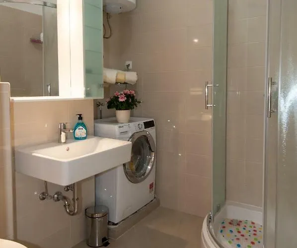 Iva, Centar Οπατία