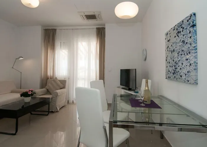 Iva, Centar * Οπατία