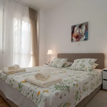 Iva, Centar * אופטיה