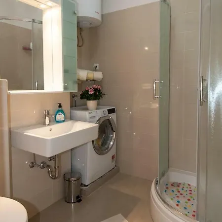 Iva, Centar אופטיה